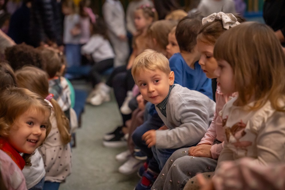 Bucuroși din nou să mergem la teatru!